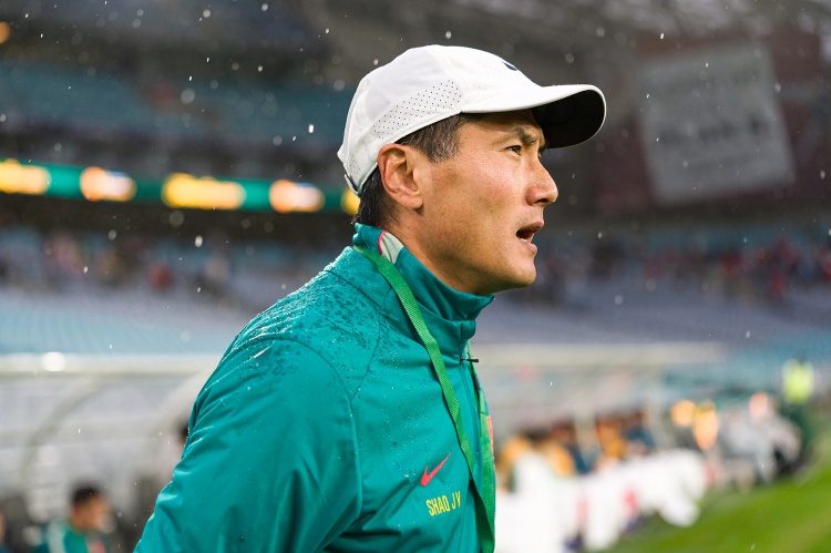 首发名单闹乌龙：毛伟杰临时出任左后卫，国足仅三正印后卫