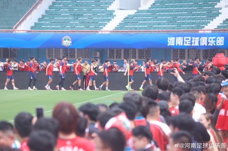 河南队开放日：数百球迷冒暑观训 间歇期备战提速