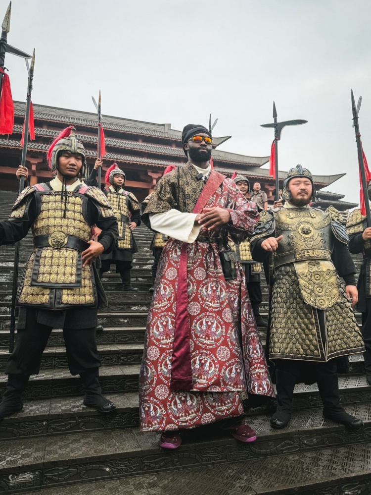 凯尔特人官方晒杰伦·布朗古装照：龙布朗