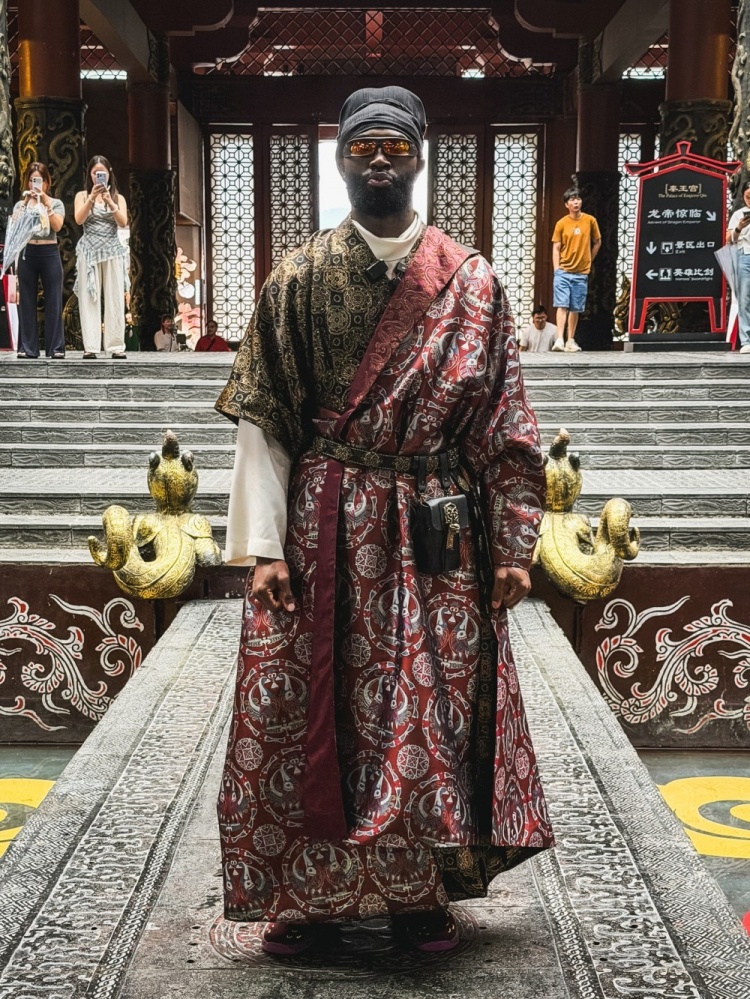 凯尔特人官方晒杰伦·布朗古装照：龙布朗