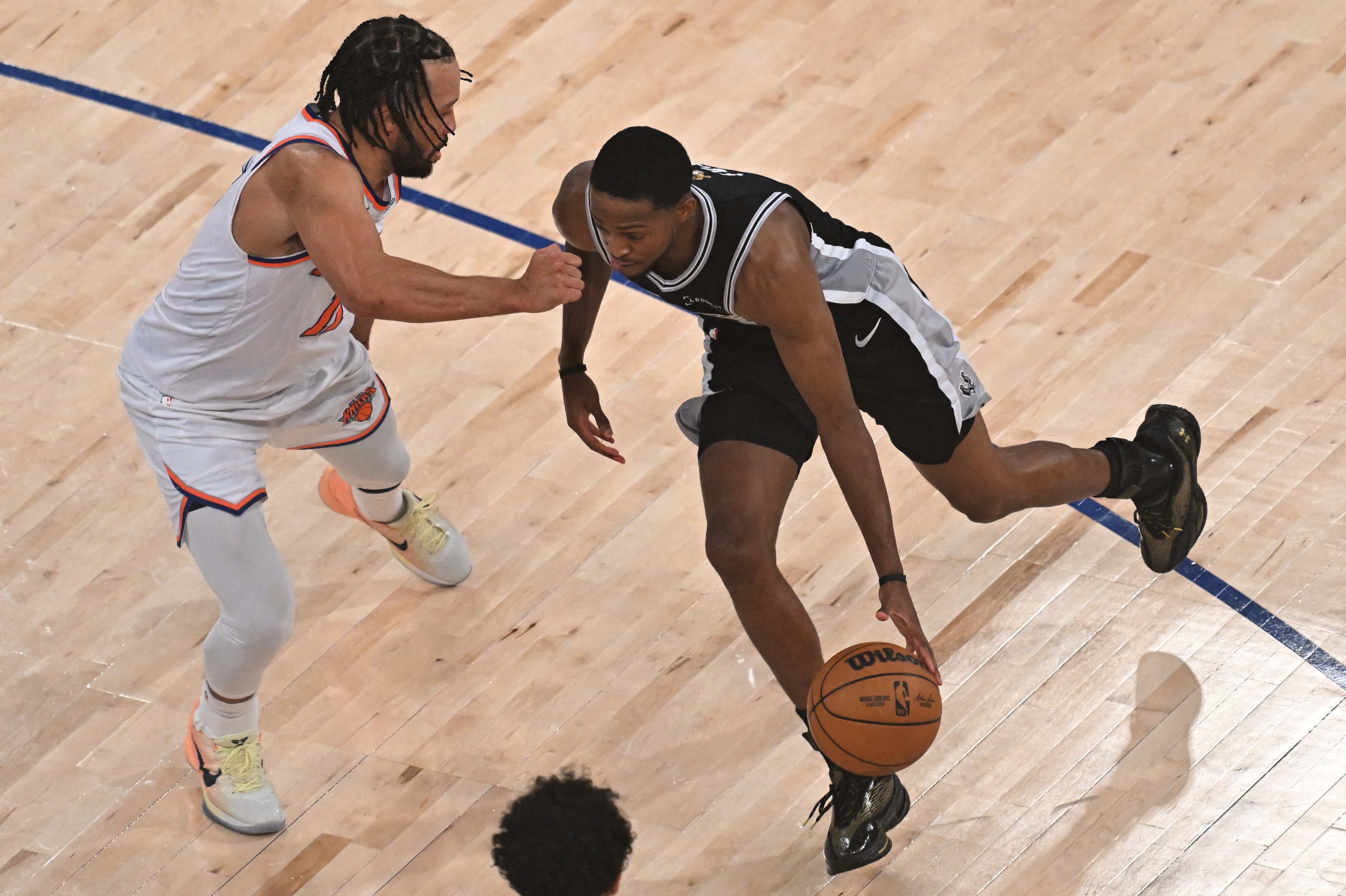 福克斯半场8中2仅5分 马刺42-37领先尼克斯 福克斯半场8中2仅5分 马刺42-37领先尼克斯