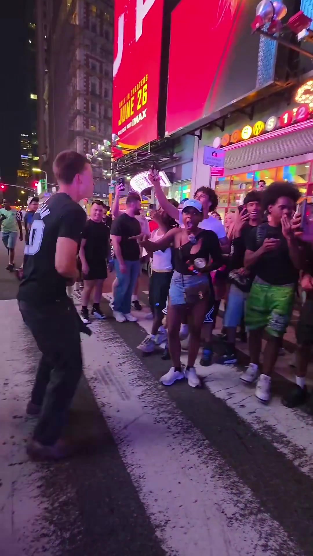 马刺球迷纽约街头遭警方带走 官方称保护性拘留 马刺球迷纽约街头遭警方带走 官方称保护性拘留
