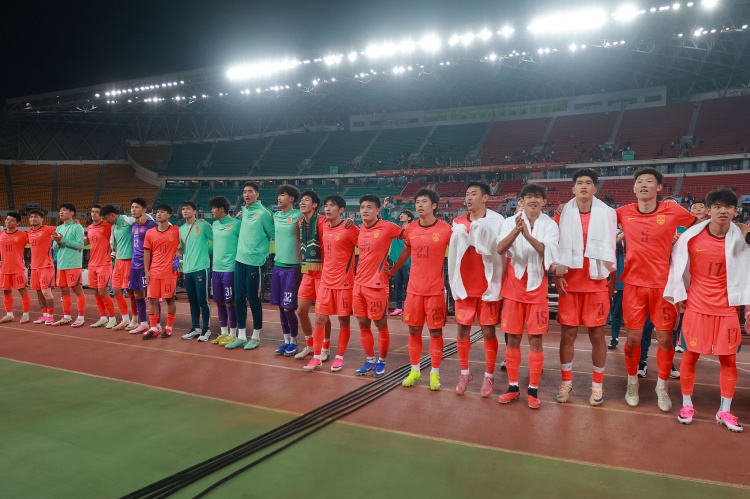 大连收关战U23国足3-0再胜港青 国足现场督战七将免战 大连收关战U23国足3-0再胜港青 国足现场督战七将免战