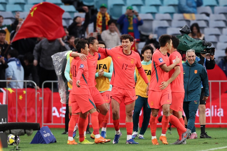 国足大连集训：回看伊朗2-2新西兰集锦 亚洲杯同组对手成重点