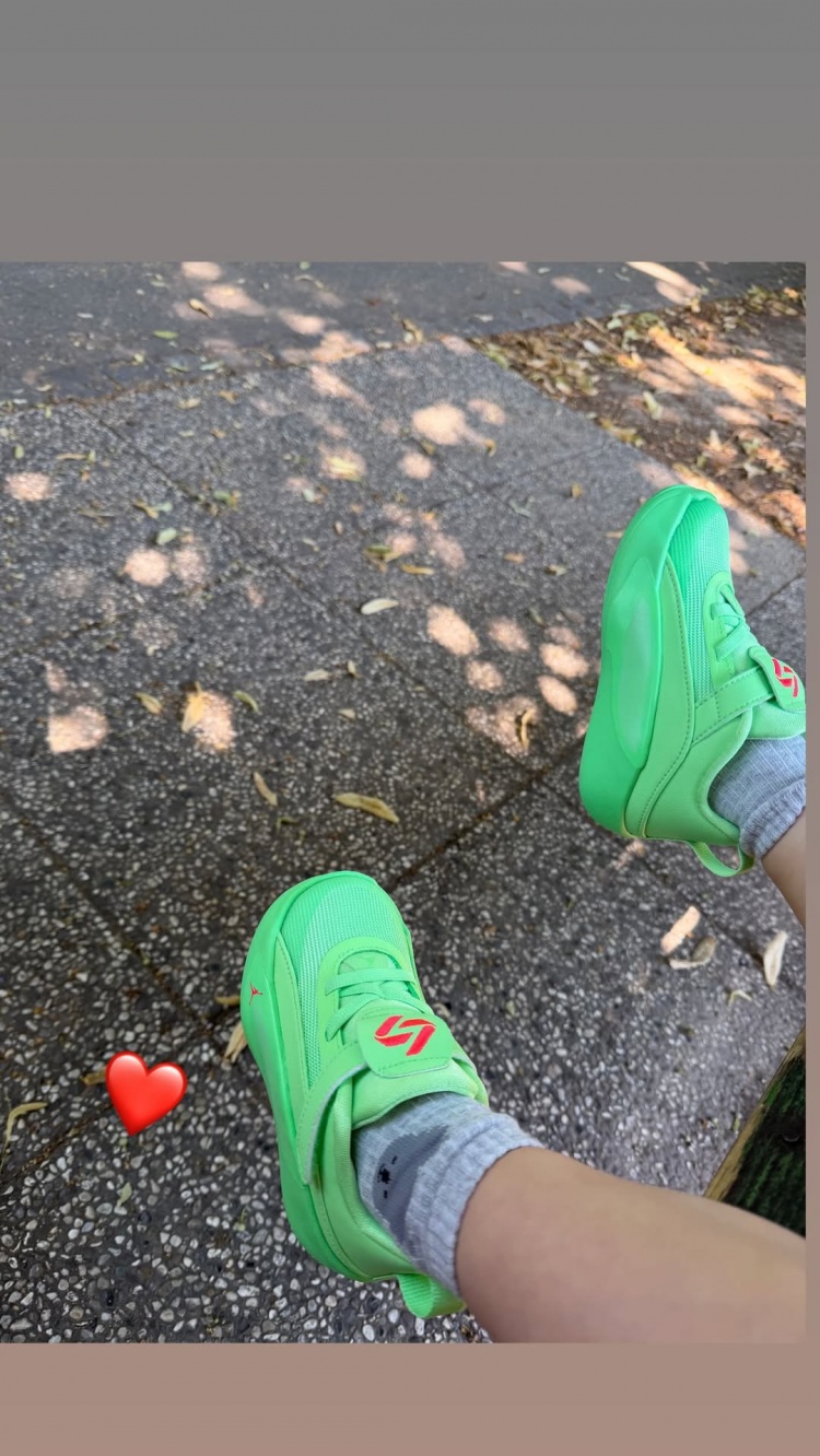 东契奇晒女儿穿童版签名鞋,休赛期专注家庭 东契奇晒女儿穿童版签名鞋,休赛期专注家庭
