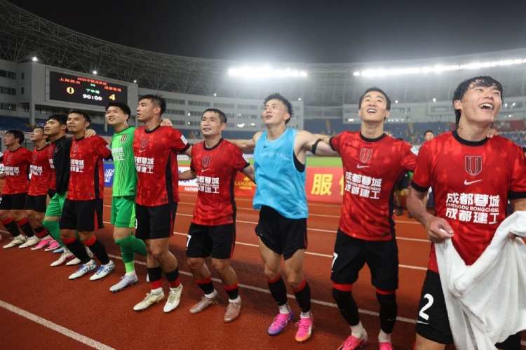 足协杯:成都蓉城全华班4-0横扫上海泽天 韦世豪直言目标走更远 足协杯:成都蓉城全华班4-0横扫上海泽天 韦世豪直言目标走更远