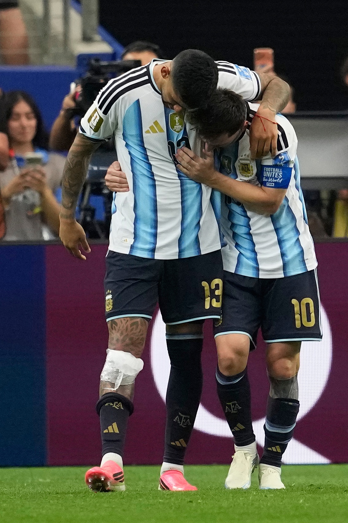 世界杯射手王易主！梅西18球双响助阿根廷2-0奥地利提前出线