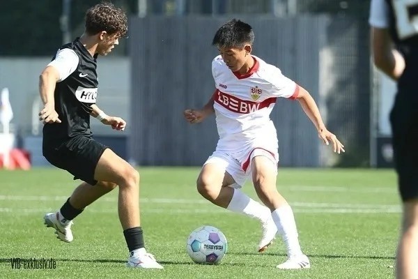 青岛西海岸签下19岁国青中场谢初筠 曾效力斯图加特U19 青岛西海岸签下19岁国青中场谢初筠 曾效力斯图加特U19