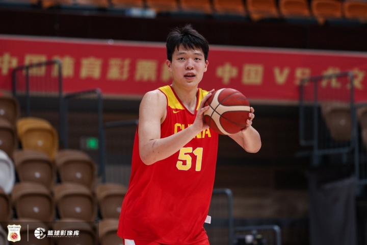杨瀚森复出领衔，中国男篮首发五虎战荷兰