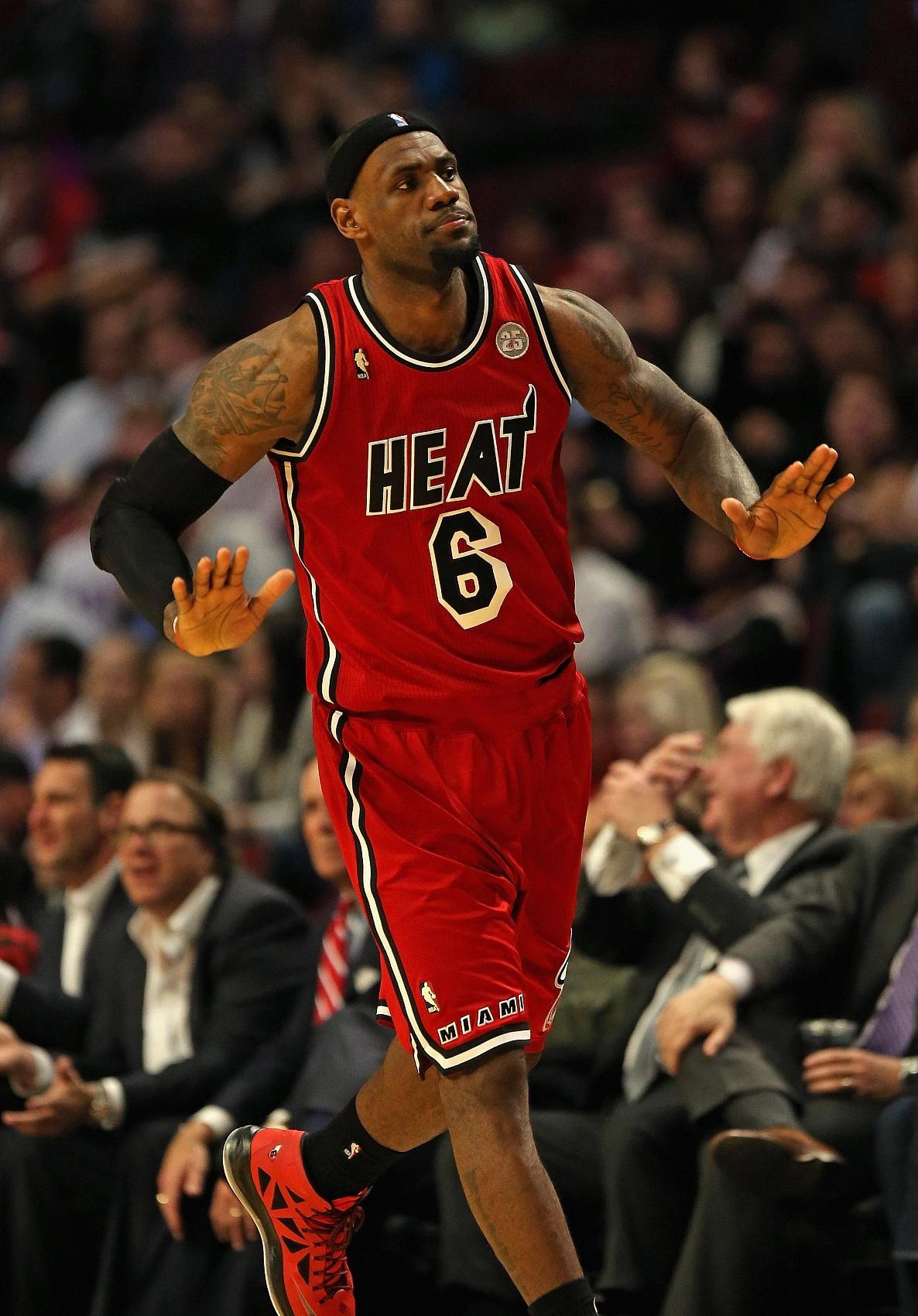 名嘴称詹姆斯能解决热火所有问题：他现在去能夺冠