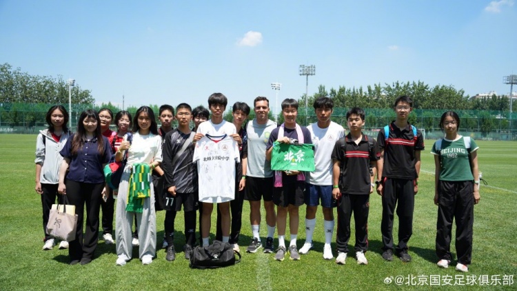 塞尔吉尼奥向中学生传授自律之道:每天一点努力才能走得更远 塞尔吉尼奥向中学生传授自律之道:每天一点努力才能走得更远