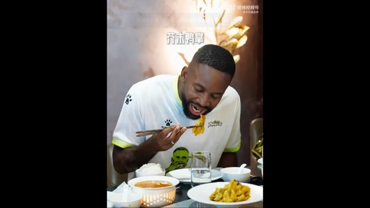 巴坎布曹永竞美食评测:烤鸭现分歧,毛血旺全票差评 巴坎布曹永竞美食评测:烤鸭现分歧,毛血旺全票差评