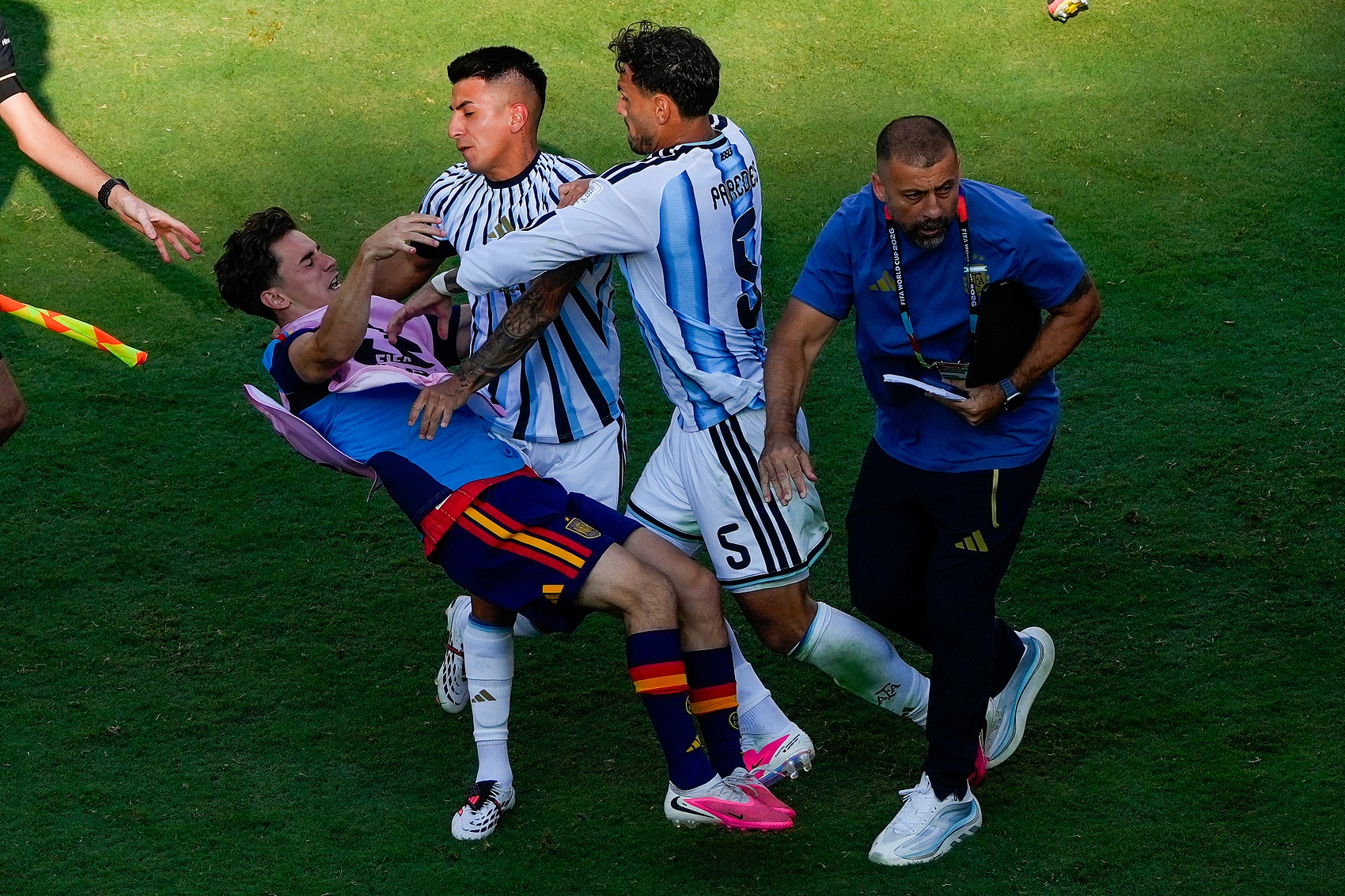 FIFA正式启动纪律程序：莫利纳、帕雷德斯被控暴力行为，阿根廷面临多项指控