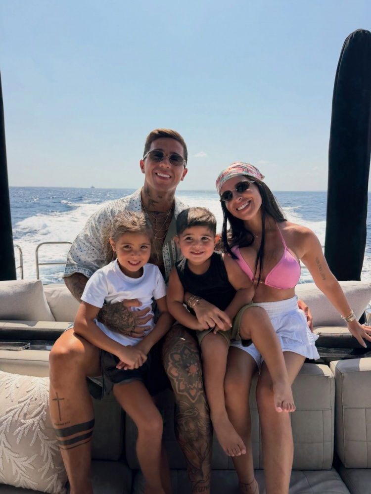 恩佐社媒连晒17张度假照 阿尔瓦雷斯同框