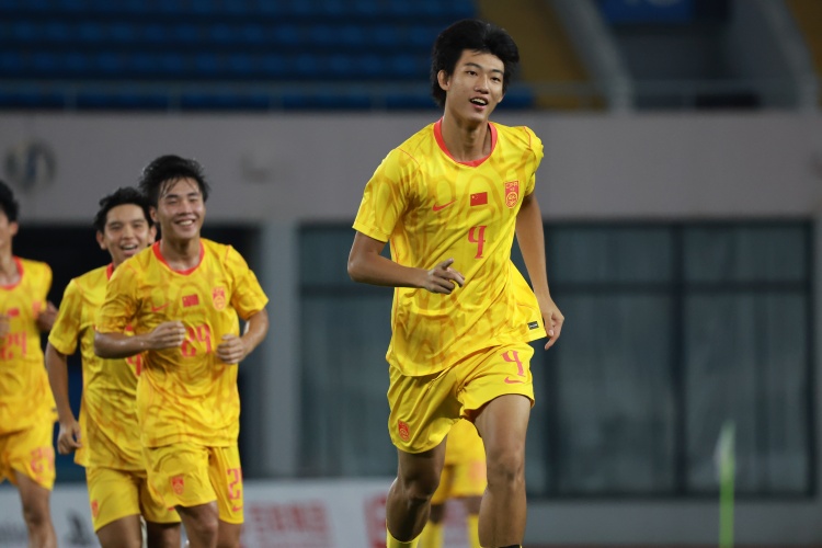 台风取消决赛 U17国足与阿森纳并列夺冠 赵松源当选最佳球员 台风取消决赛 U17国足与阿森纳并列夺冠 赵松源当选最佳球员