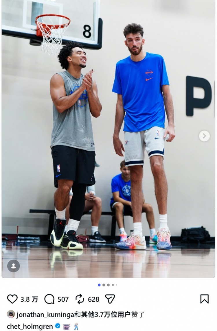 霍姆格伦晒训练照与尤因同场，抗阻训练肌肉量明显增长