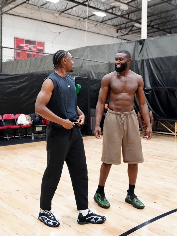 训练师晒詹皇父子与马克西合练照 LBJ携新秀布朗尼同场特训