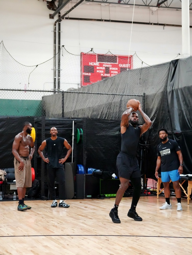 训练师晒詹皇父子与马克西合练照 LBJ携新秀布朗尼同场特训