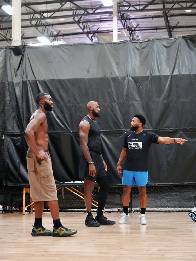 训练师晒詹皇父子与马克西合练照 LBJ携新秀布朗尼同场特训