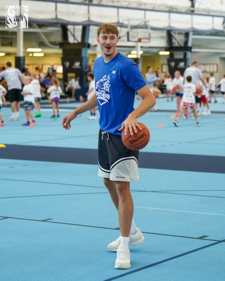 æœ‰æ¨¡æœ‰æ ·ï¼�å¼—æ‹‰æ ¼ä¸�å�Œèƒ�èƒ�å…„é•¿å�ˆåŠ�è®­ç»ƒè�¥ å›�é¦ˆå½“åœ°ç¤¾åŒº