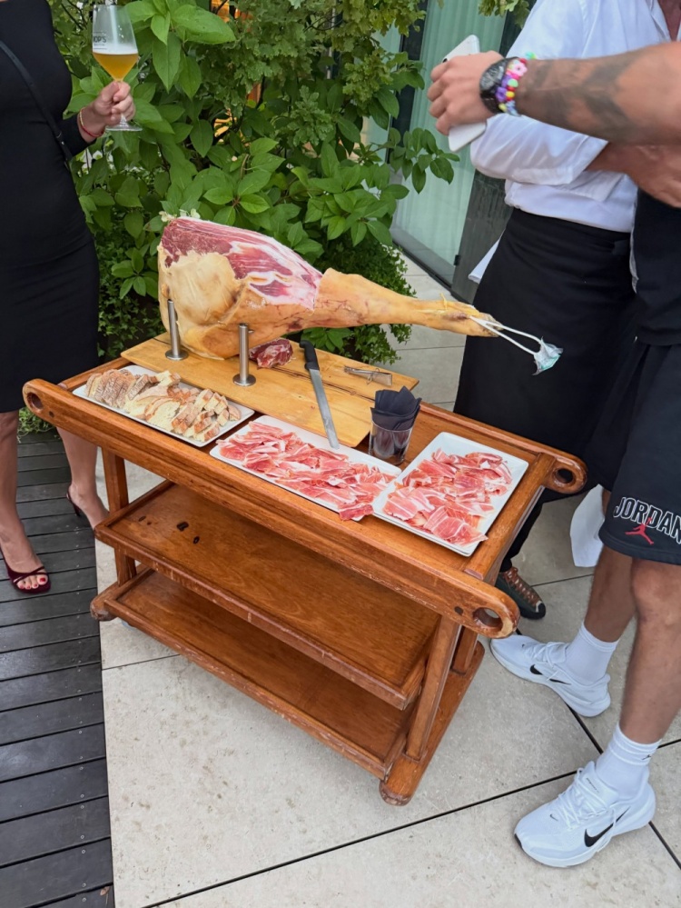 拉拉维亚晒斯洛文尼亚动态 练球/高尔夫/划船/保龄球玩得不亦乐乎